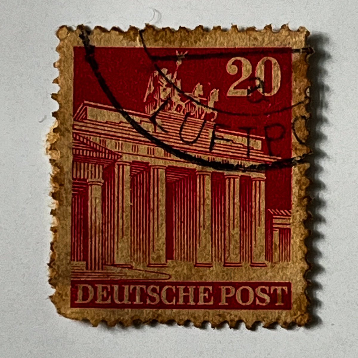 sakthiv82530542's tweet photo. GERMANY - 1948: a postage stamp from Germany, showing the historic building of the Brandenburg Gate, 20, Deutsche Post
#deutschland #berlin #ottovonbismarck #heinrichlübke #bundespost #deutsche #theodorheuss #presedintele #eugenmaria #westgermany #germanpresident https://t.co/empO6f49QK
