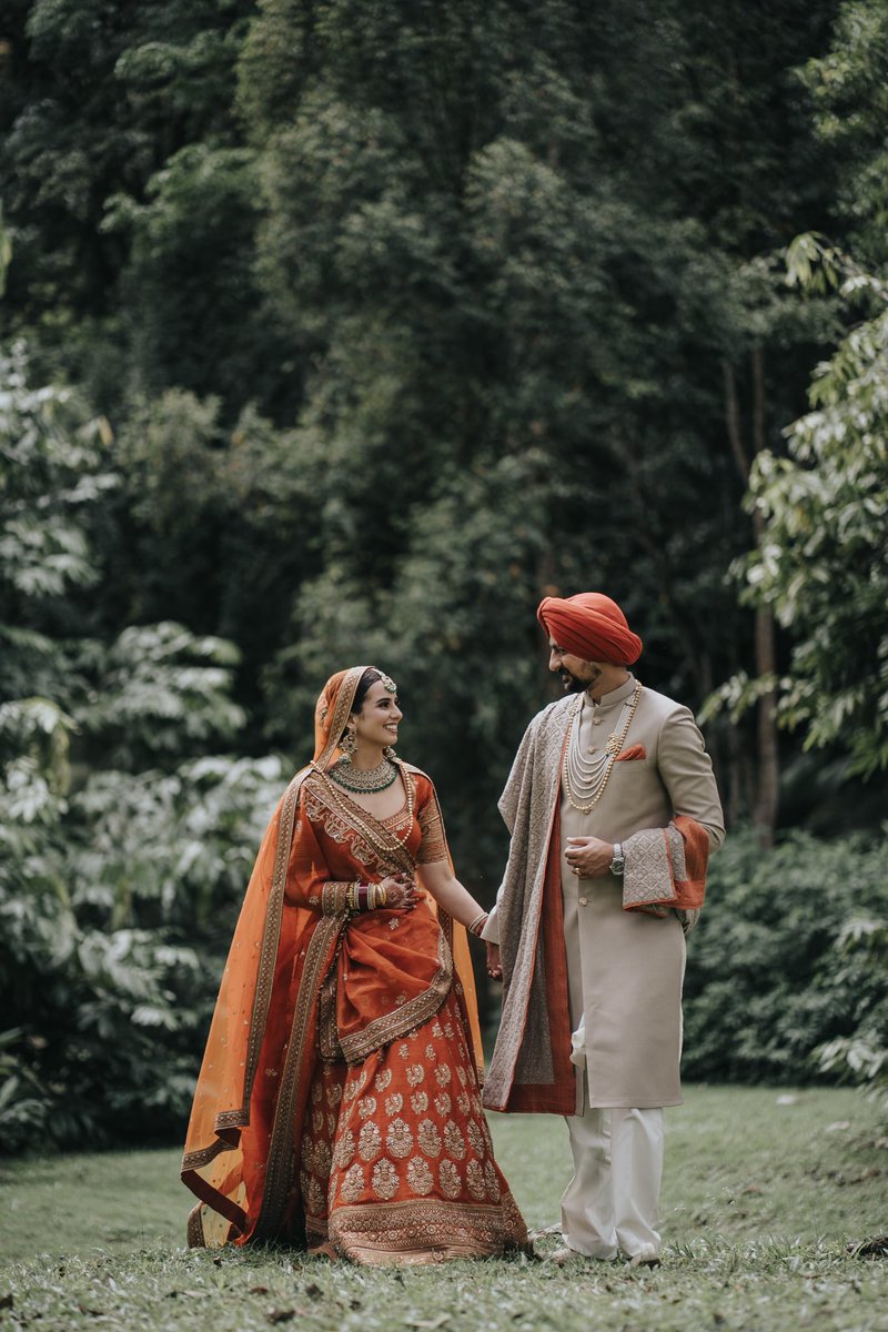 hafizudinhamdan's tweet photo. Bila shoot wedding, sebenarnya bukan pasal kita, ia pasal subjek yang kita shoot. 

Kalau subjek tu punya karakter begitu classy n serius, tak berapa make sense untuk kau amik gambar suruh dia lari or joget joget.

So bila kawan dia tengok gambar diorg akan kata, “it’s so you!” https://t.co/bQvEhRuzhV