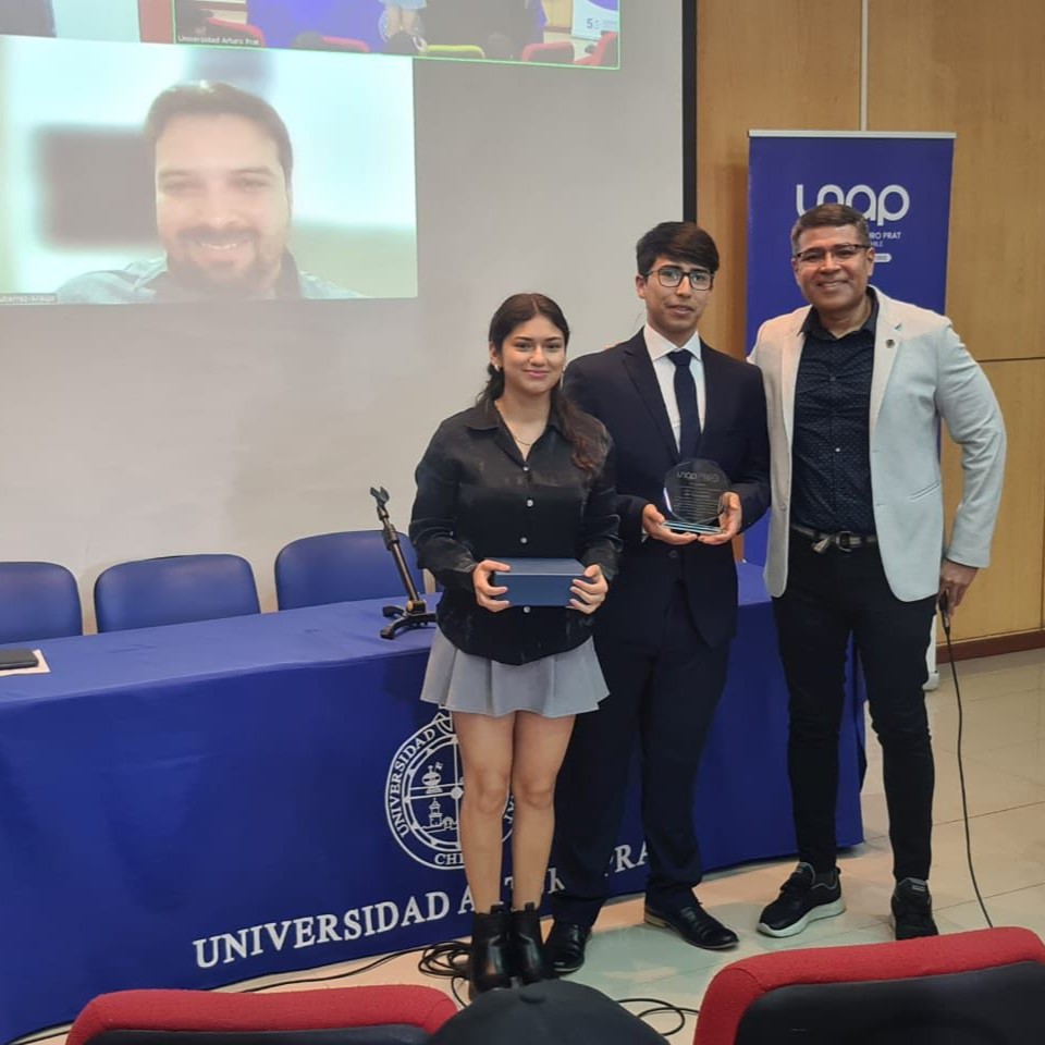 aprender_en_red's tweet photo. #SomosAprEnRed | 🥳 Celebramos al Prof. Alan Pizarro-Ayavire, ha quien reconocemos por su desempeño como investigador novel, destacando por su trabajo de la mano de los profesores Juan Luis Prieto-González (UNAP, 🇨🇱) y Rafael Enrique Gutiérrez-Araujo (UFABC, 🇧🇷). 🫂 😉👍 https://t.co/ElR7Q1lXrd