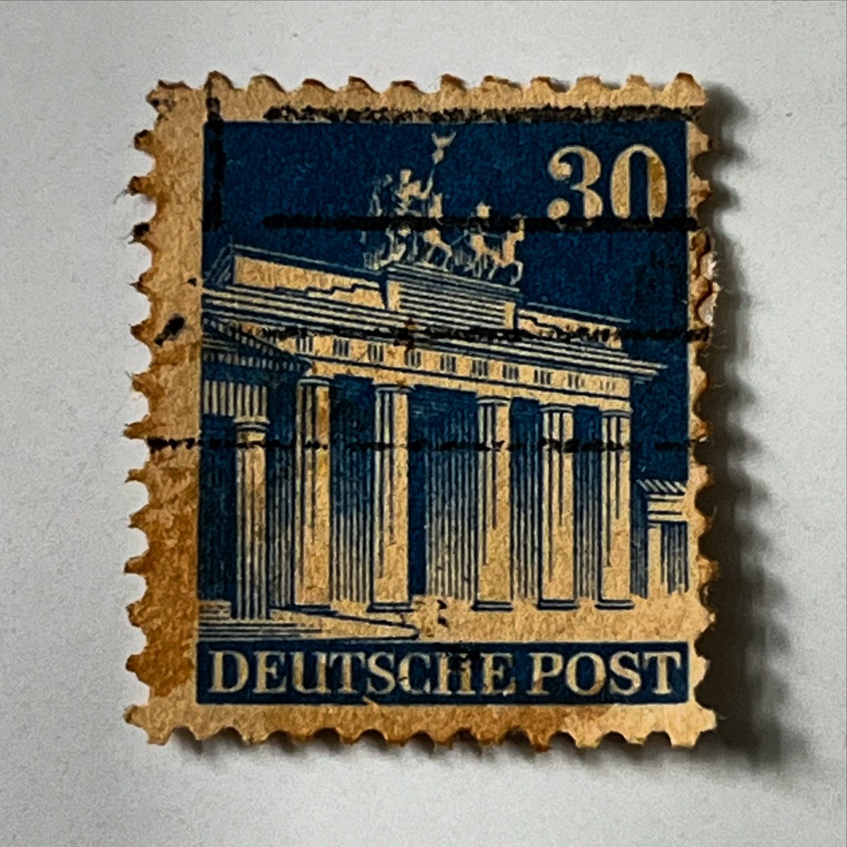 sakthiv82530542's tweet photo. GERMANY - 1948: a postage stamp from Germany, showing the historic building of the Brandenburg Gate, 30, Deutsche Post
#deutschland #berlin #ottovonbismarck #heinrichlübke #bundespost #deutsche #theodorheuss #presedintele #eugenmaria #westgermany #germanpresident https://t.co/kd0gt1SA7n
