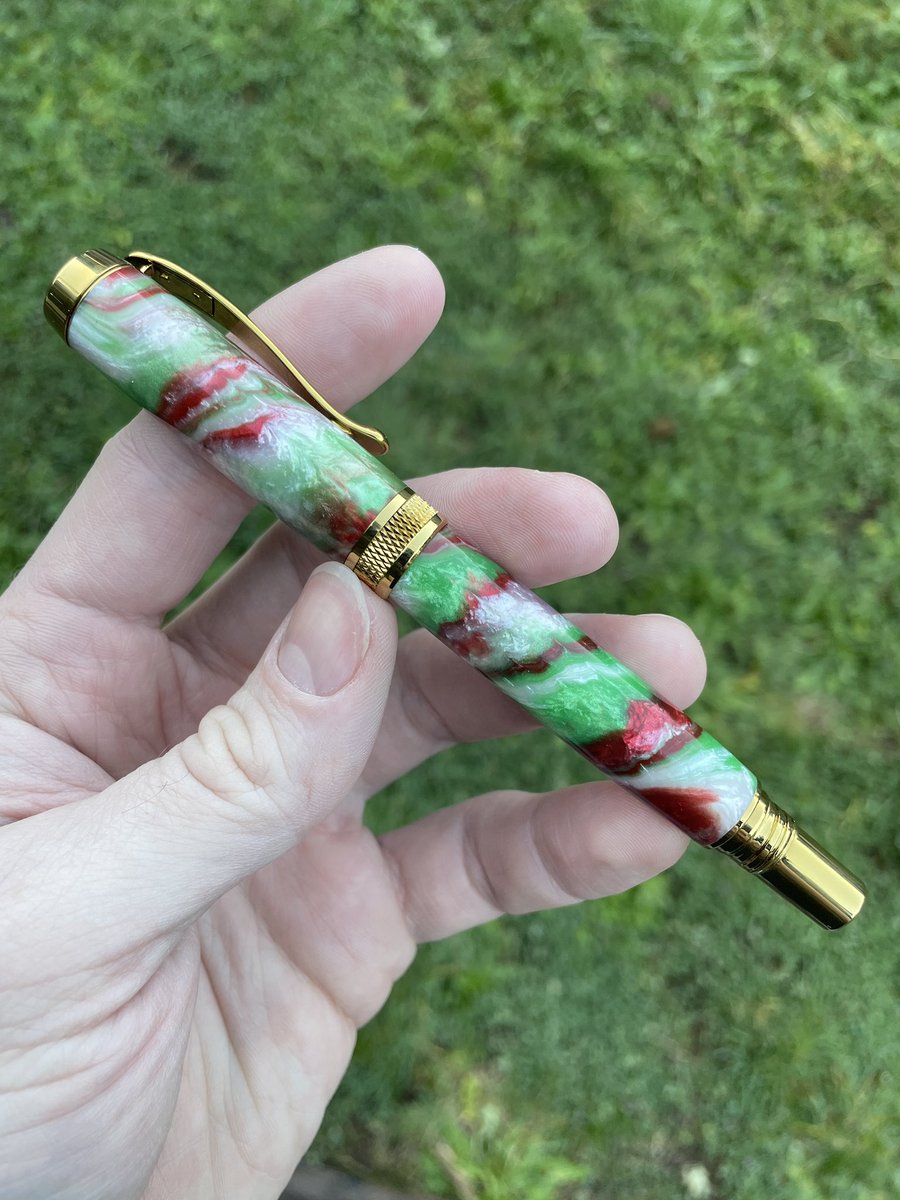 PenmakerX's tweet image. A little late, but hope you had a Merry Christmas and Happy New Year you filthy animals. 
Here’s a gold titanium Diamond Knurl rollerball in Alumilite resin.