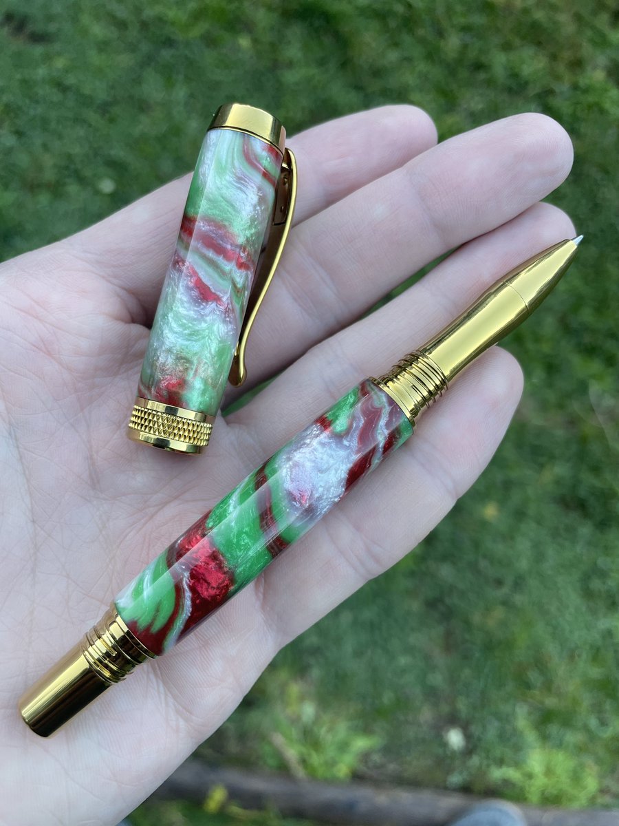 PenmakerX's tweet image. A little late, but hope you had a Merry Christmas and Happy New Year you filthy animals. 
Here’s a gold titanium Diamond Knurl rollerball in Alumilite resin.