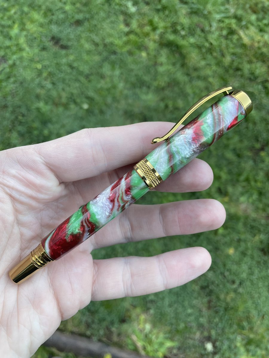 PenmakerX's tweet image. A little late, but hope you had a Merry Christmas and Happy New Year you filthy animals. 
Here’s a gold titanium Diamond Knurl rollerball in Alumilite resin.