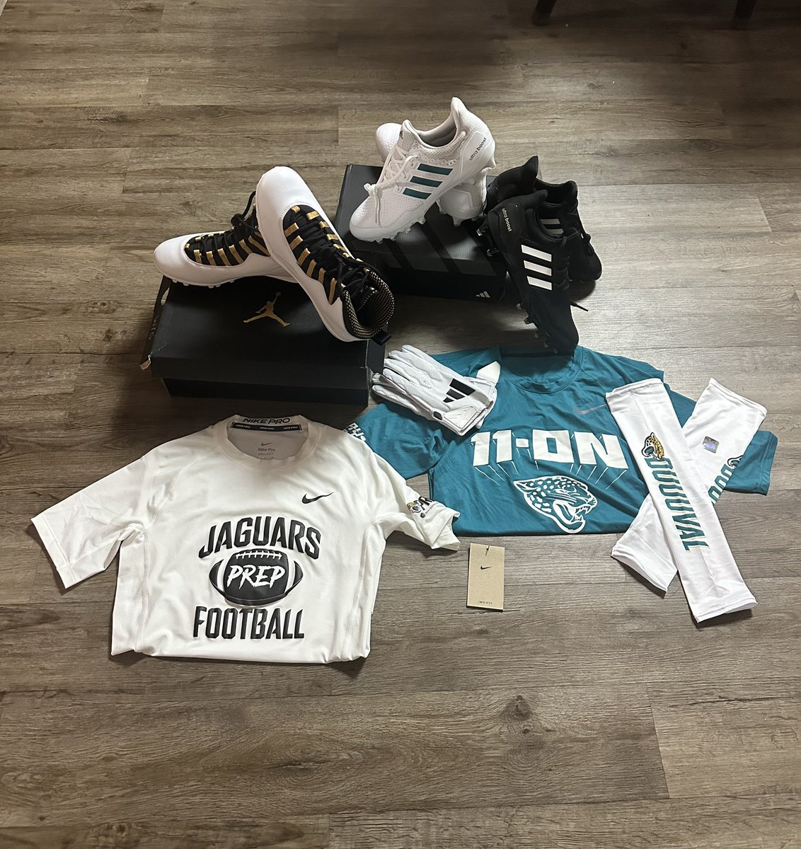 Bmax_thedux's tweet image. Thanks @Jaguars and @Adriel_Rocha for Blessings me ..... and sending me unexpected 🔥🔥🔥🔥 Gear! I am more than Grateful!! #GodFamilyEducationSports #Destined4Greatness #2nd2None #favored