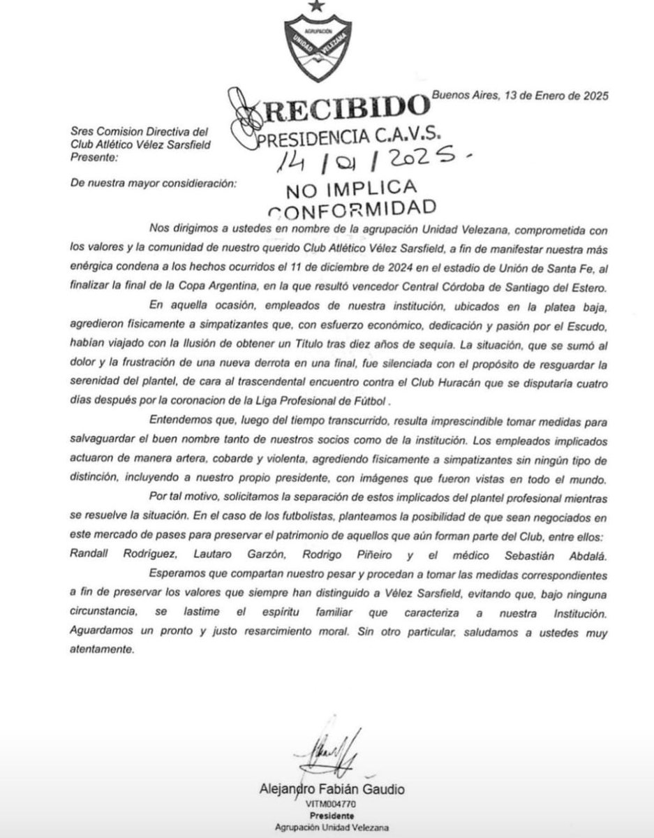 ElFortindeVelez's tweet photo. 📃 La Agrupación @UnidadVelezanaV presentó al club una nota donde manifiesta que de manera artera, violenta y cobarde: Randall Rodríguez, Lautaro Garzón, Rodrigo Piñeiro y el medico Abdalá, agredieron a los simpatizantes de #Velez en Santa Fe por Copa Argentina y pide se los separe del plantel hasta poder negociarlos.