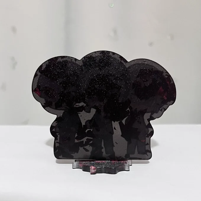 ミックスアクリルの『スパークルルビーBlack+』で作っていただきました!アクリルの黒色が思ったより透ける感じ(半透明?)っぽかったアクリルに合わせて絵も赤めにしたんですが良い感じになり嬉しいありがとうございます! #好きを形にトリニティ 