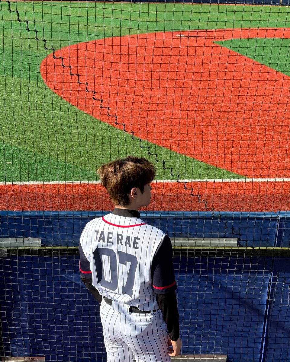 timetr7's tweet image. 태래가 어떤 곰구단 시구했으면 좋겠다…..🤤🤤💙💙