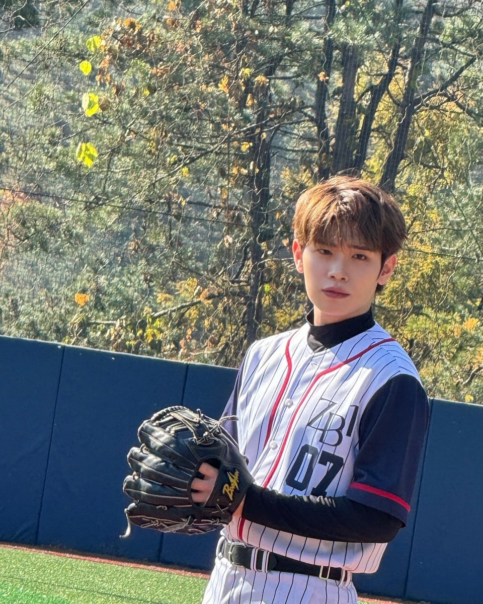 timetr7's tweet image. 태래가 어떤 곰구단 시구했으면 좋겠다…..🤤🤤💙💙