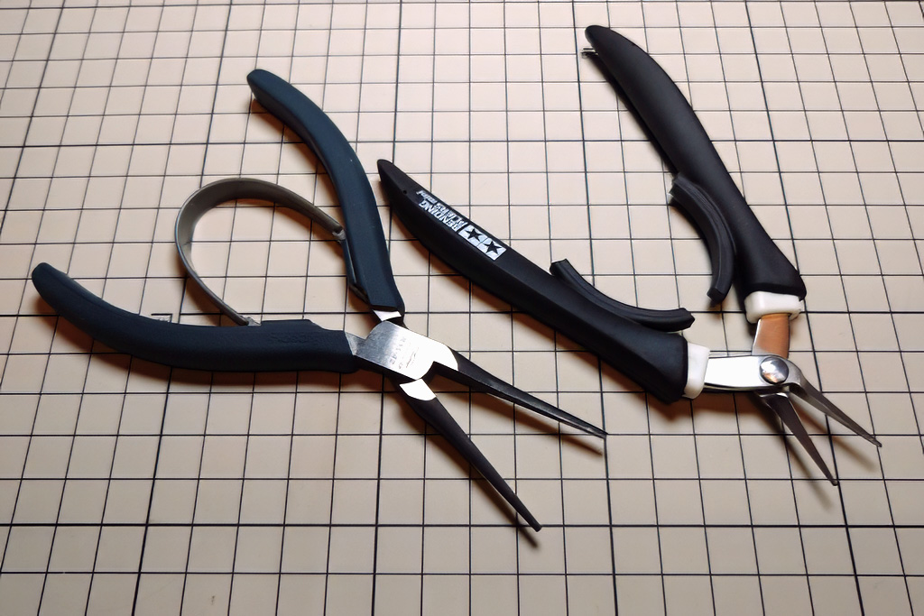 ManiHoni's tweet photo. 所有ベンダー

GOODSMILE RACING
MSS-42 ピンセットペンチ 匠TOOLS　(2000円前後)
精度・剛性高め。バネ��絶妙で、無理な力を入れずに開閉可能。やや大きめ。

TAMIYA
エッチングベンダー ミニ　(2000円前後)
剛性は微妙。握りにあるバネが強すぎるのでぶったぎった。小さめなパーツに使用中。 https://t.co/OPSxr7p2j2