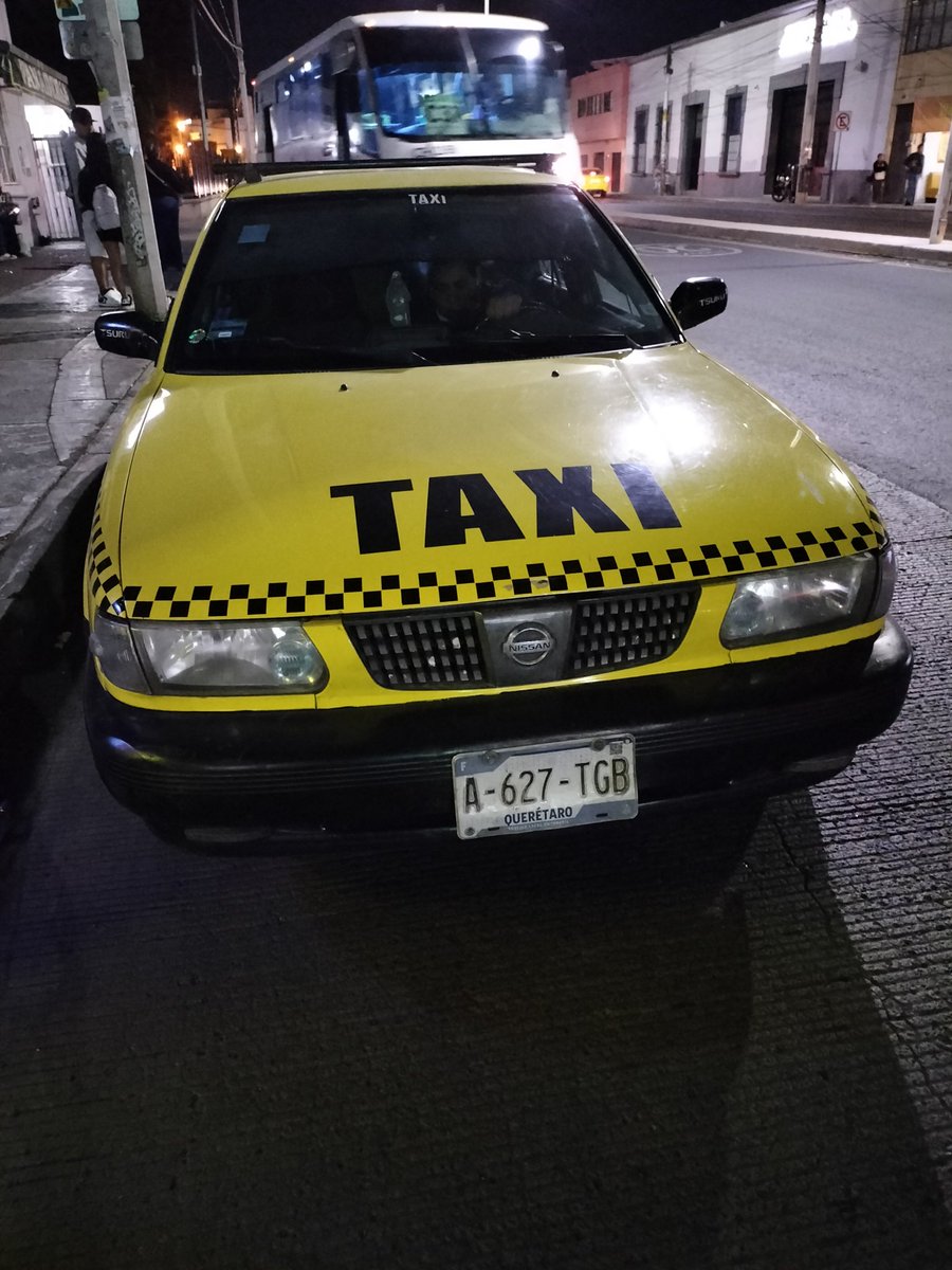 dream01002's tweet photo. @makugo @qromunicipio 

Taxi estorbando en la parada de camiones. https://t.co/ZD5D30R7Oz
