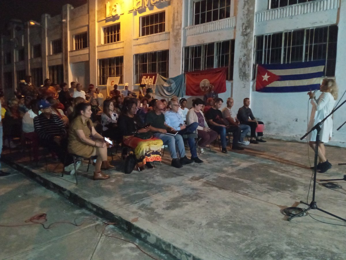CDR_Playa's tweet photo. 🇨🇺🇨🇺#CDRCuba se desarrolla municipio #CDRPlaya , consejo popular Sierra barrio debate sobre consumo de droga y los daños que le ocasiona a la Familia #SomosDelBarrio #NoAlaDroga🇨🇺🇨🇺 https://t.co/9sNNGm6vp9