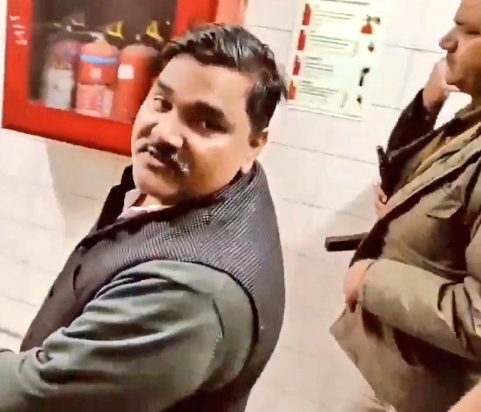 ये जिहादी.. ताहिर हुसैन है
जिसने दिल्ली में दंगे कराकर कई
हिन्दुओं की बेरहमी से हत्या करवा दी थी

जिसे दिल्ली इलेक्शन में नॉमिनेशन करने के लिए कोर्ट ने इसे परोल दी है,

हत्याएँ करवाते वक्त ये जिहादी AAP में था
और अब हैदराबादी पिल्लों ने इसे टिकट दी है

और ये आतंकी AIMIM से चुनाव