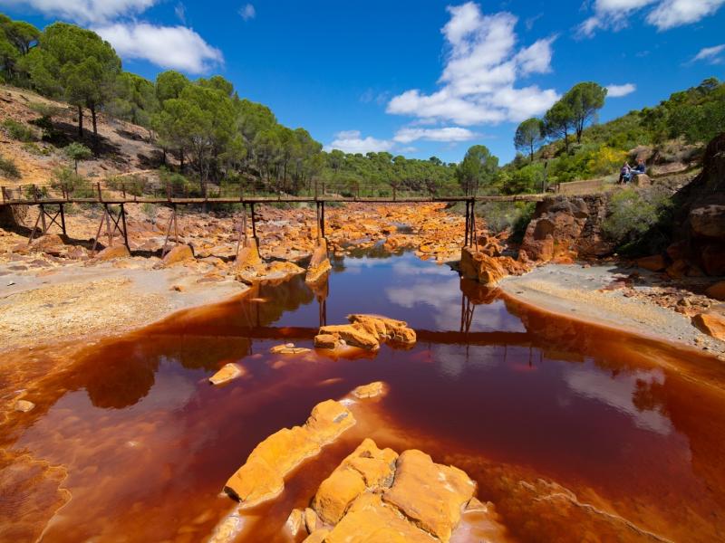 Les presento el Río Tinto en Huelva, España. Está contaminado por ácido sulfúrico debido a la actividad minera que los romanos hicieron entre el siglo I y II d.C. 

Los romanos ya no existen en España, pero nadie niega que el río siga contaminado solo porque ya no se ven minando.