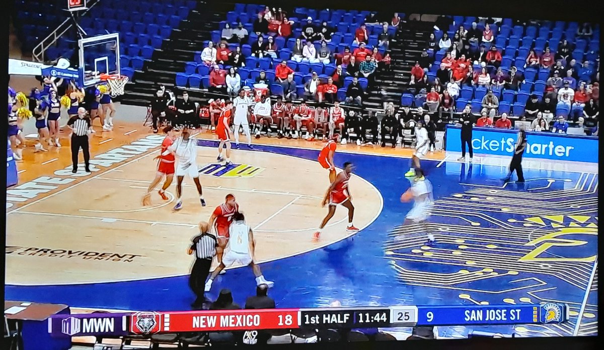 UNMLobosBR's tweet photo. Não sei se tem nem 500 torcedores no ginásio. Se tiver, a maioria parece ser de torcedores de New Mexico hahaha

#GoLobos https://t.co/5Kv7LCJChZ