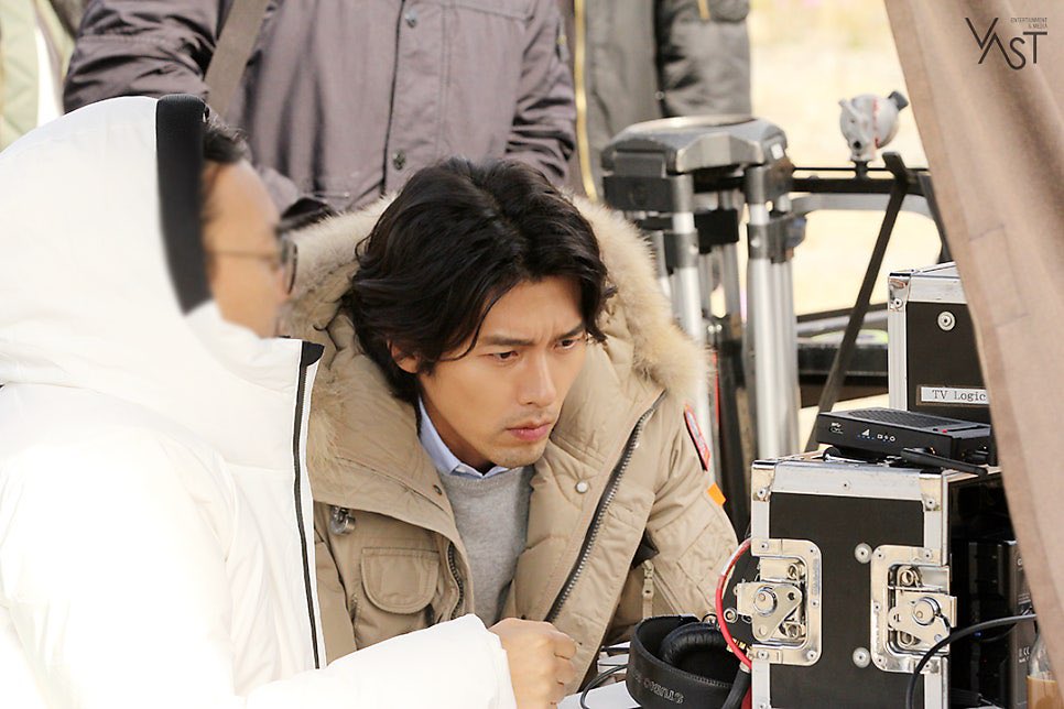 hyunbinjpeg's tweet photo. “Furrowing my brows deeply, monitoring with the utmost seriousness. Truly the best of all workers!
#ProfessionalWorker #HardworkingSwindler” https://t.co/lXTvCEnn7k