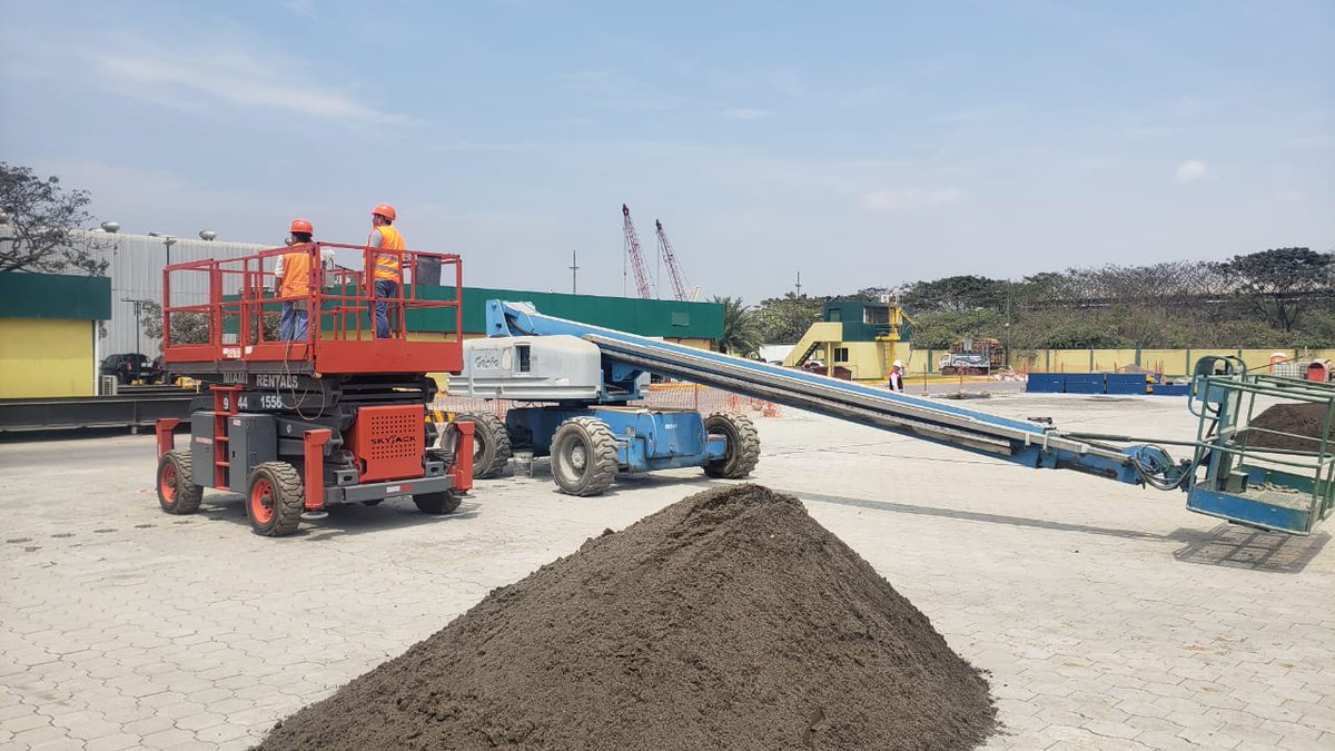 Trabajo pesado con maquinaria de gran alcance, ideal para construcción y mantenimiento de galpones