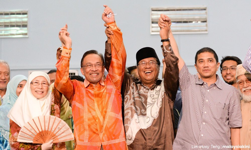 Alturkistiano's tweet photo. TAN SRI KHALID IBRAHIM DALAM KENANGAN..

Masih aku teringat ketika Pak Syaikh PMX datang ke Adelaide, dia betul-betul memuji Tan Sri Khalid. Katanya,

“Di saat saya di dalam penjara, semua ahli korporat meninggalkan saya, kecuali Tan Sri Khalid. Dia datang menziarahi saya. Dia menjaga keluarga saya.”

“Dia boleh bersara, hidup senang, tetapi dia pilih untuk bersama-sama PKR. Isteri dia tak setuju pun. Tapi, dia pejuang.”

Demikianlah lebih kurang kata-kata Pak Syaikh PMX ketika dia memuji Tan Sri Khalid. 

Namun, ketika Tan Sri Khalid menjadi MB Selangor, katanya arwah tidak tolong orang parti. Hanya ikut merit. Ikut merit, orang Umno-lah dapat balik projek negeri. Diorang memang dah ada profil. Orang PKR baru nak mula berniga, mana ada pengalaman dan pengalaman. Cerita pegawa Nik Nazmi, Ahmad Ridhuan.

Pejam celik, pejam celik, tiba-tiba Langkah Kajang dibuat. Rafizi menjadi tekong. Muhamad Harris Nasril pun dijemput untuk bersama. Ketika itu fitnah ke atas arwah telah mula dimainkan. Katanya arwah korup. Mereka hendak turunkan arwah, nak gantikan Pak Syaikh jadi MB.

Langkah Kajang gagal, Pak Syaikh tidak berjaya jadi MB Selangor. Sultan Selangor murka sampai tarik “dato” daripada Pak Syaikh. Selepas kegagalan Langkah Kajang, kegagalan menjadi Kak Zah menjadi MB Selangor, Azmin sailang tepi jadi MB. Bermulalah pula kisah kartel.

Arwah telah menyaman PKR dan meletakkan Saifuddin dan Pak Syaikh sebagai defenden. PKR mengaku salah dan memohon maaf. Arwah tarik saman, malas gaduh-gaduh. Kes selesai. Jadi, maksudnya segala fitnah terhap arwah Tan Sri Khalid adalah tidak benar. 

Cumanya Dato Seri Rafizi telah buat hantaran memusingkan fakta kononnya mereka sama-sama minta maaf. Walhal, arwah balas permohonan maaf tu dengan ucapan maaf zahir batin mengambil semangat syawal. Arwah nak minta maaf apa pula? Bukan PKR buat saman balas pun. 

Selepas segala-galanya selesai. Arwah Tan Sri Khalid dalam 1 pertemuan menceritakan kenapa PKR memecatnya. 

Kata arwah,

"Saya dipecat daripada PKR kerana Anwar mahu pakai duit kerajaan negeri untuk menjalankan program parti. Saya tidak benarkannya kerana alasan yang mudah, kerana wang kerajaan negeri adalah duit rakyat.”

"Tetapi mereka marah dan mempersoalkan bagaimana PKR akan menang (dalam Pilihan Raya Kecil Kajang) tanpa menggunakan wang dari rizab kerajaan negeri.”

"Apabila saya enggan berbuat demikian, saya dipecat daripada parti. Tetapi saya lega kerana saya tidak lagi perlu memikul kepercayaan rakyat dan juga tidak mengkhianati kepercayaan mereka kepada saya sepanjang menjadi Menteri Besar.”

"Hari ini, saya masih turun padang dan bertemu rakyat Selangor. Saya tidak ambil duit mereka dan mereka tidak ambil duit saya. Jadi kita berhubung baik," katanya berseloroh.

Dakwaan arwah tidak dibantah dengan saman oleh Pak Syaikh. Makanya, secara teknikal ianya dianggap benar. 

Kini arwah telah tiada. Kejayaan dan kecemerlangan dia mentadbir negeri Selangor diakui kawan dan lawan. Dia difitnah, dia melawan dan berjaya membuktikan dia bersih. Daripada seorang sahabat Pak Syaikh, menjadi mangsa kerakusan politik.

Semalam, ada penjilat politikus kata Dato Seri Rafizi diangkat Allah menjadi menteri. Logik ke Allah angkat orang macam tu? Entahlah.. 

Itu hari aku jumpa seorang saudara rapat arwah, dia kata,

“Sotong tu makhluk paling keji. Dah mengaku salah fitnah Tan Sri, tapi dia tak padamkan pun fitnah-fitnah dia dekat arwah dalam blog. Aku harap dia kena balasan yang sangat dahsyat di dunia nanti.”

Mungkin budak-budak yang lahir sekitar hujung 90an dan selepas itu tidak tahu siapa Tan Sri Khalid Ibrahim dan kisah Langkah Kajang. Hal itu telah menyebabkan pejuang-pejuang reformasi yang berintegriti meninggalkan sokongan terhadap laungan reformasi Pak Syaikh, Anwar Ibrahim.

Semoga Allah merahmati Tan Sri Khalid Ibrahim, bersama-sama dengan orang beriman di dunia sana.

;(