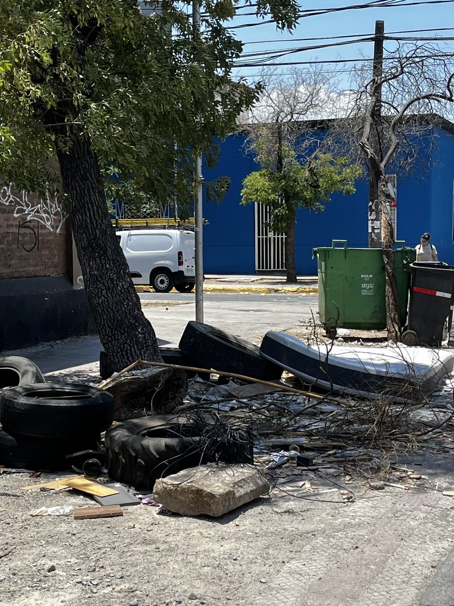 Los microbasurales en la comuna de Santiago estarán de aniversario. Cumplirán 20 años en las calles de nuestros barrios. Cada administración de izquierda y derecha han fracasado, incapaces de abordar la crisis sanitaria que los vecinos vivimos día a día. Atacama con Chacabuco.