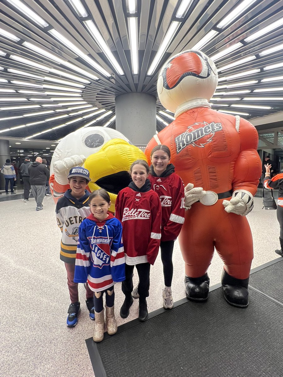 JRBlockClub's tweet photo. Hockey time  #letsgokomets #belletiregirlsaaa @FWKomets  #detroit invaded https://t.co/tw0kQcCqqi