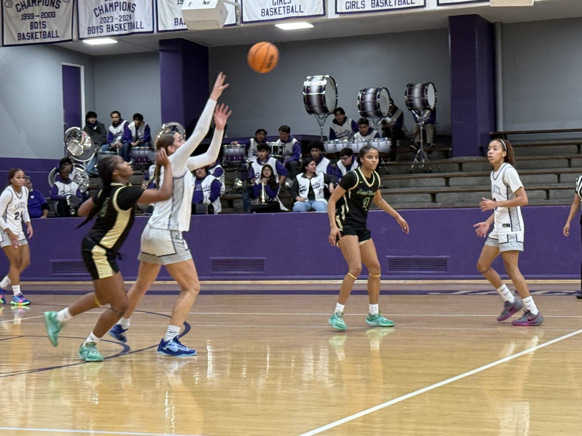 SAHS20Athletics's tweet photo. Halftime: Lady Saints pull away in the quarter to extend their lead at the half on the St. Monica Lady Mariners 31-22 from Errion Gym.

Dallyn Knox leads #SAHS with 11 points (3/5 3 pt). Sydney Ghobrian leads all scorers with 13 first half points for #SMPHS. https://t.co/Nfx4BsWupU