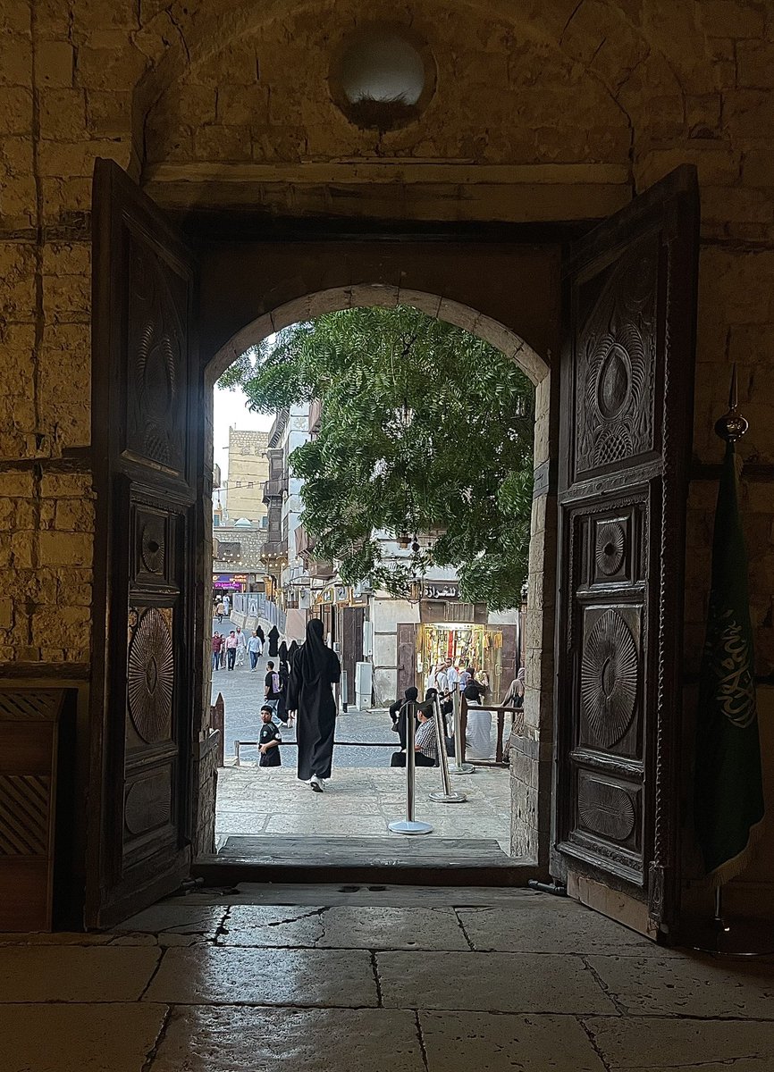 باب العطاء يوهم الماره بالأغلاق لكن يُزهر لهم " هُناك فرص كثيره حاول"