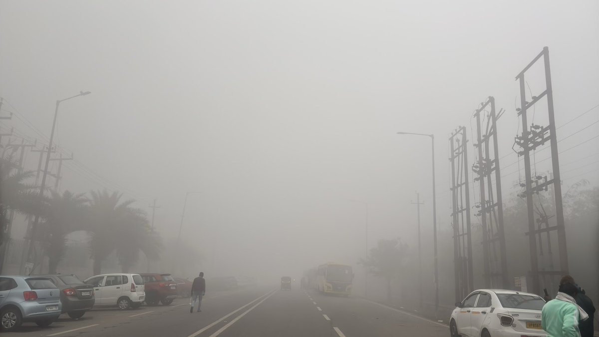 Akhila_doc's tweet image. #GoodMorningEveryone 😇
Today morning at 9:05Am #cloudyday #foggy day !! 
"We may have to change if our surroundings are changing.But it’s just an adaptation to create a peaceful environment.True growth lies in maintaining our principles while adapting to external circumstances."
