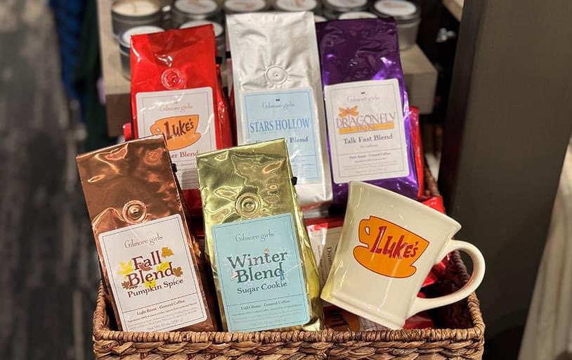ScottyPsBigMug's tweet photo. 30% off Pumpkin Spice & Sugar Cookie while supplies last!
☕️
Grab some #LukesDiner Blend, #StarsHollow Hazelnut, #DragonflyInn Blend, or Luke’s #HotChocolate!
☕️
NEW #GILMOREGIRLS 25th ANNIVERSARY MUGS! FREE SHIPPING ON ORDERS OF $75!
https://t.co/rbooH9pG7z @ScottGPatterson https://t.co/BnMJMQFtTy