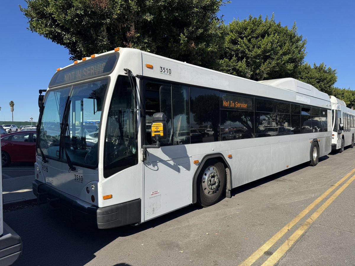 getjer's tweet image. Ex Sound Transit 9216. Front sign all caps, side sign, not so much. 🤔