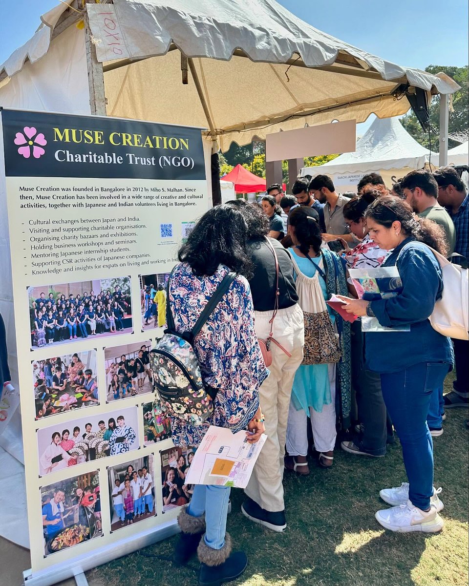 museindia's tweet photo. 🇯🇵怒涛の日本祭り！　１万5000人！の動員で、バンガロールに日本が満ち溢れた日曜日

@ryomaquartet 

2005年、ちょうどわたしがバンガロールに移住した年から、パンデミック時代を除き、毎年開催されてきた日本祭り「JAPAN HABBA」。HABBAとは、地元カンナダ語で「祭り」を意味する。

当初は、バンガロールで日本語を学ぶインド人学生有志らにより始められたこのイヴェント。日本にゆかりのある様々なヴェンダーが出店するほか、日本をテーマにしたパフォーマンスが展開されるステージ・プログラムも人気で、年々、その規模を拡大してきた。前回の2023年には、6000人を超える来訪者で賑わうインド最大の日本祭りに成長していた。

当初は、���本のアニメやゲームを契機に日本に関心を持ち始める若者が多かったが、年々、客層の幅が広がり、熱気も増し続けてきた。20周年となった今回は、会場を広大なパレス・グラウンドにアップグレードしての開催だった。

2012年と13年、わたしはステージの司会を務めた。また、2013年からは、ミューズ・クリエイションとして毎年参加。メンバーによる手工芸品の販売をはじめ、書道短冊や折り紙のデモンストレーション、またステージでコーラスやダンスを披露するなど、積極的に関わってきた。

パンデミック明けより、ミューズ・クリエイションの活動内容が変わったことから、前回に引き続き今回も、書道短冊の販売に絞り込んだ。１枚100ルピーの短冊が、飛ぶように売れるのだ。これは単に資金調達が目的ではない。メンバーやそのご家族が、インドの人たちと交流しつつ、書いてほしい言葉や名前を選んでもらい、一文字一文字記していく。その過程が有意義なのだ。

🥻

当初、わたしはミューズ・クリエイションに専念し、場合によってはステージ・パフォーマンスに向けて何らか編成したいと思っていた。しかし、昨年の終盤、京友禅サリーのプロモーター（ブランド・アンバサダー）を再度お引き受けし、JAPAN HABBAで出展することになったことから、今回はその準備と実現に集中した。

年末と年始にメンバー有志と集って短冊作りをしたり、京友禅サリーのマネキンやら看板やらを発注するなど、お祭りまではその準備に専心していたのだった。

🥻

前日の夜に現場入りし、マネキンガールズやポール、看板などの荷物を搬入する。そして翌日は朝７時過ぎに現場での準備を開始。幸���好天に恵まれて暑すぎるほど。ミューズ・クリエイションと京友禅のブースを隣同士にとお願いしていたので、すぐに行き来できるのは便利だった。便利だったが……あまりの来訪者の多さに、その２つのブースと途中のお手洗い休憩以外、他の場所を全く見られなかったのが残念だった。

なにしろ！　タイトルにも記している通り１万5000人の来訪者なのである。本当に圧倒的だった。ミューズ・クリエイションのブースは５時ごろに閉じ、京友禅は６時ごろに閉じた。書道短冊は、有志のみなさんのおかげで800枚以上が売れ、つまり80,000ルピー以上の売り上げとなった。いつものように、慈善団体への寄付や寄付の品の購入などに使わせていただく。

2年前に続いて、今回も、京友禅サリーの発起人である京都工芸染匠共同組合の竹鼻夫妻も、京都か���お越しになっていた。JAPAN HABBAのスケールの大きさ、そして若者の多さに圧倒されていた。

大音響で盛り上がる数々のステージ・パフォーマンスの中、声を枯らしながら京友禅サリーの説明をした一日。我が夫や、こちらで働く女性にサポートをしてもらってなんとか乗り切った。

今回も、日本に関心を持つインドの方々の多さを「視覚的に」時間できる機会だった。企画運営に関しては、今後どうなるのか諸々の課題があると察せられるが、まずは大禍なく、無事に終了できて本当によかった。

荷物の片付けやら搬出などがあり、すぐに現場を離れることができなかったが、幸いにもぜひ聞きたかった「竜馬四重奏」の演奏を聴くことができたのがラッキーだった！　昼間は講堂で、夜は屋外でのパフォーマンスが行われたのだ。

満月のもと、��労困憊だったにも関わらず、大いに盛り上がって本当に楽しかった。濃い一日だった！

🇮🇳🇯🇵 JAPAN HABBA@Bangalore 2022　毎年恒例の日本祭り。ミューズ・クリエイションが参加した10年の軌跡をたどるアルバム
https://t.co/CMEG57DqKI

✈︎その他の写真はInstagramにもたくさん
https://t.co/DjaccnsXZR