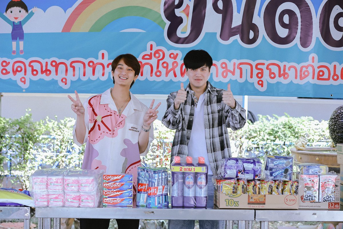 circle_update's tweet photo. “ชิม่อน - วชิรวิชญ์” เดินสายเสิร์ฟบุญกับ 4 มูลนิธิ ในวันเกิดครบรอบ 25 ปี 

เวียนมาครบอีกปีแล้วสำหรับวันเกิดของนักแสดงหนุ่มหน้าใส “ชิม่อน - วชิรวิชญ์ เรืองวิวรรธน์” ที่ปีนี้ยังคงเดินสายทำบุญอย่างสม่ำเสมอ เนื่องในวันเกิดครบ 25 ปี โดยเมื่อวันที่ 13 มกราคมที่ผ่านมา ชิม่อน ได้ชวนน้องคนสนิทร่วมค่ายอย่าง “มาร์ค ณฐริศร์ วรกรเลิศสิทธิ์ (IG: marc.m_c)” และกลุ่มเพื่อน ๆ ไปร่วมทำบุญด้วยกัน เริ่มกิจกรรมด้วยการเลี้ยงอาหารกลางวันให้กับน้องๆ บ้านราชาวดี (หญิง) โดยเด็กๆต่างมีรอยยิ้มดีใจ ที่ได้เจอหนุ่มชิม่อนอย่างใกล้ชิดกันถ้วนหน้า จากนั้น ร่วมนำสิ่งของ เครื่องใช้ต่างๆ ไปมอบให้กับบ้านราชาวดี(ชาย) และสถานสงเคราะห์เด็กอ่อนปากเกร็ด ก่อนปิดท้ายด้วยการมอบความสุขให้กับเด็กๆ ด้วยการเลี้ยงอาหารเย็นพร้อมแจกขนมให้กับน้อง ๆ ที่มูลนิธิอนุเคราะห์คนพิการ ในพระราชูปถัมภ์ของสมเด็จพระศรีนครินทราบรมราชชนนี 

ติดตามอัปเดตกิจกรรมดีๆและความน่ารักของ ชิม่อน – วชิรวิชญ์  ได้ทาง Instagram : @chimonac / X (twitter): @chimonac

#CHIMON25THBIRTHDAY
#ChimonWachirawit #ชิม่อนไงจะใครหล่ะ

อ่านเพิ่มเติมได้ที่ 🔗 : https://t.co/rrhfypGTNw