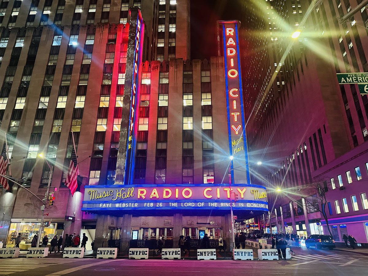 MartinaCurtin's tweet image. Day 14 #100daysofwalking 
Closed out a busy NYC day with Wicked - Broadway at its best!
#Wicked
#BroadwayShow
#NYCAdventures
#walkingfamily
@NewstalkFM @NTBreakfast @mnamheiricea @broadwaycom