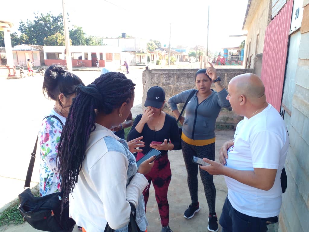 “si no hay vinculación con la base no hay seguimiento a los problemas de la gente”. #PericoEnVictoria #ConLaFuezaDeLaUnidad #MatancerosEnVictoria <a href="/CaridadPoey/">Marieta Poey Caridad</a> <a href="/DiazCanelB/">Miguel Díaz-Canel Bermúdez</a> <a href="/DrRobertoMOjeda/">Dr. Roberto Morales Ojeda</a> <a href="/JuanAlbert96111/">Juan Alberto Alfonso Yanes</a> <a href="/NormaLlerenaPr1/">Norma Llerena Pérez</a> <a href="/PartidoPCC/">Partido Comunista de Cuba</a> <a href="/mariofsabines/">Mario Sabines Lorenzo</a>