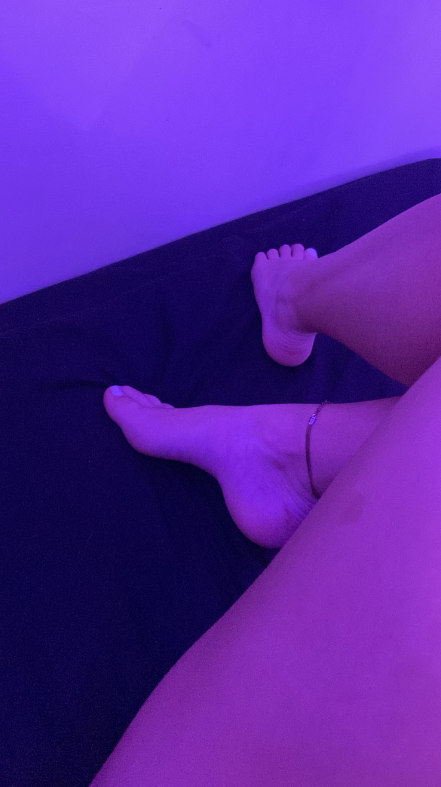 chanel_pub's tweet photo. Un soumis pour venir me lécher les pieds avant d'aller dormir ? 

#feet #soumis #moneyslavefr #moneyslave #pied https://t.co/lEHHvitACG