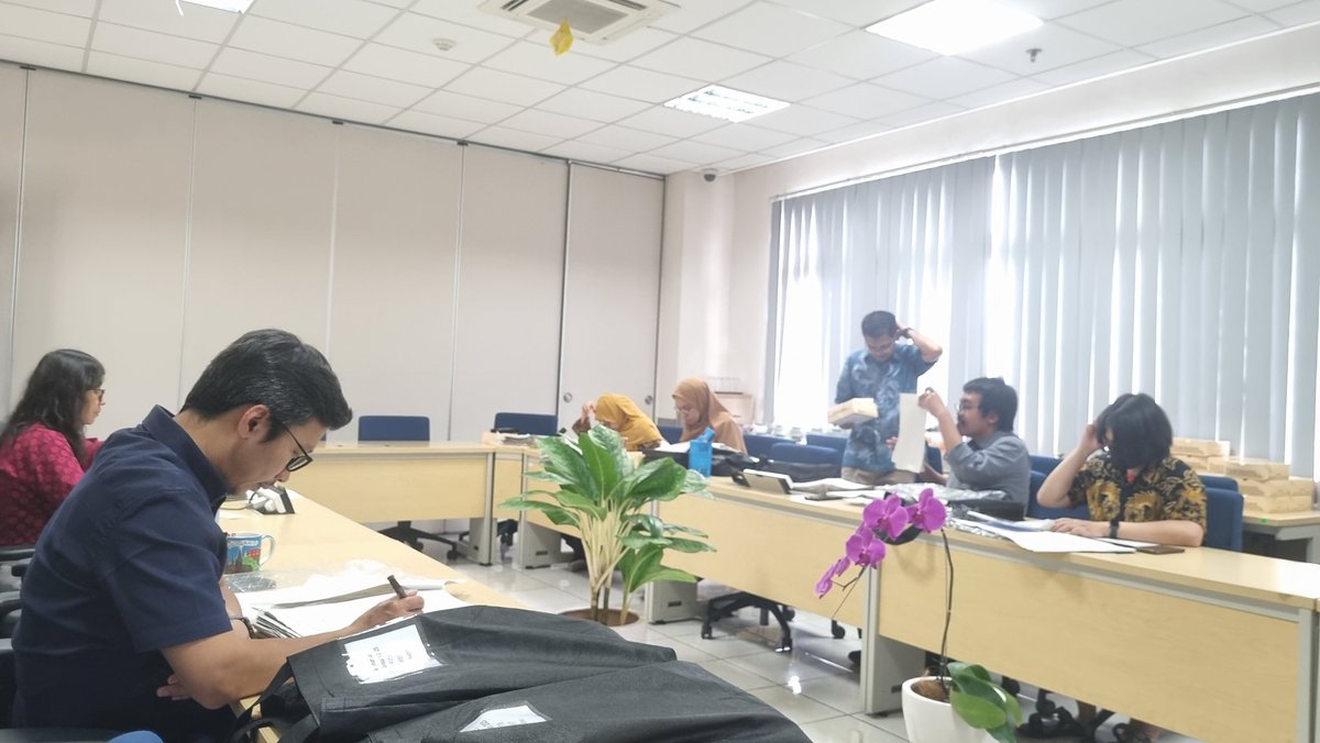 AleamsBarra's tweet photo. Koreksi Bersama

Untuk mata kuliah kalkulus TPB ujia. Mahasiswa dalam fakultas yang sama dikoreksi oleh secara bersana oleh dosen pengampu di fakultas tersebut. Satu dosen mengoreksi satu atau dua nomor yang sama di satu fakultas. Ini untuk lebih menjamin proses koreksi lebih konsisten.

Nah pas ngoreksi gini suka keluar cerita cerita lucu kerjaan mahasiswa : ada yang nulis surat panjang utk dikasihani, ada yg gak bisa nginteglakin x^3, ada yg berpikir integral dari 1/2 itu ln 2 dan hal aneh lainnya :D