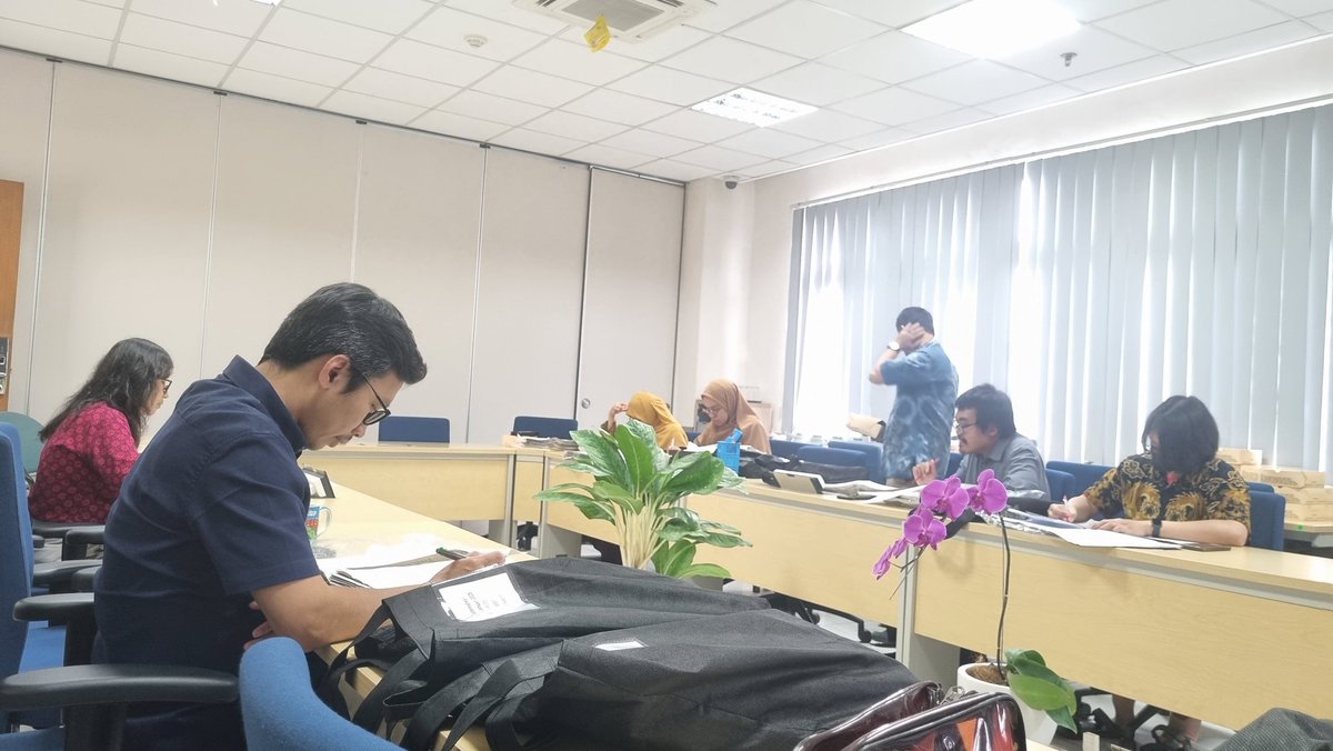 AleamsBarra's tweet photo. Koreksi Bersama

Untuk mata kuliah kalkulus TPB ujia. Mahasiswa dalam fakultas yang sama dikoreksi oleh secara bersana oleh dosen pengampu di fakultas tersebut. Satu dosen mengoreksi satu atau dua nomor yang sama di satu fakultas. Ini untuk lebih menjamin proses koreksi lebih konsisten.

Nah pas ngoreksi gini suka keluar cerita cerita lucu kerjaan mahasiswa : ada yang nulis surat panjang utk dikasihani, ada yg gak bisa nginteglakin x^3, ada yg berpikir integral dari 1/2 itu ln 2 dan hal aneh lainnya :D
