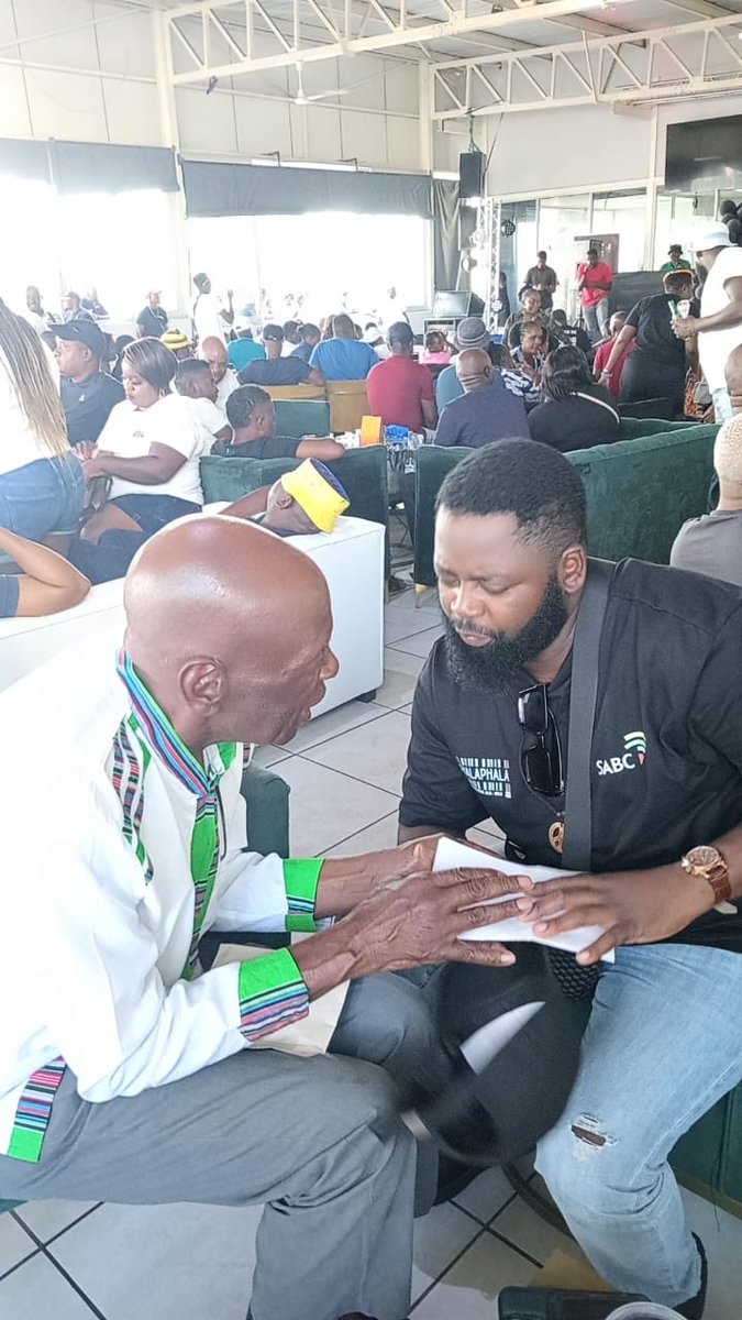 mphumbudemaemu2's tweet photo. @Dakalo_Baloyii @Terrimudau @Phalaphala @deep_renzo @mabegelivhu @NRamuntshi @MuhaliTakalani @Godfrey_TG @RonaldSingo2 @D45597Amos @SalaniRose @Octavia_Pfarie @TshilidziUakona @GumulaM Ro tika TRT ubva bramfisher hayani ndi tshikwarani ha thovhele vho vele kutama πππ»π―β€οΈβ€οΈββ#mirithitho #nnaavhuulaa #riapenyisa riiaapeenyiisaaπ€£π€£ https://t.co/WIUiFNTaKN