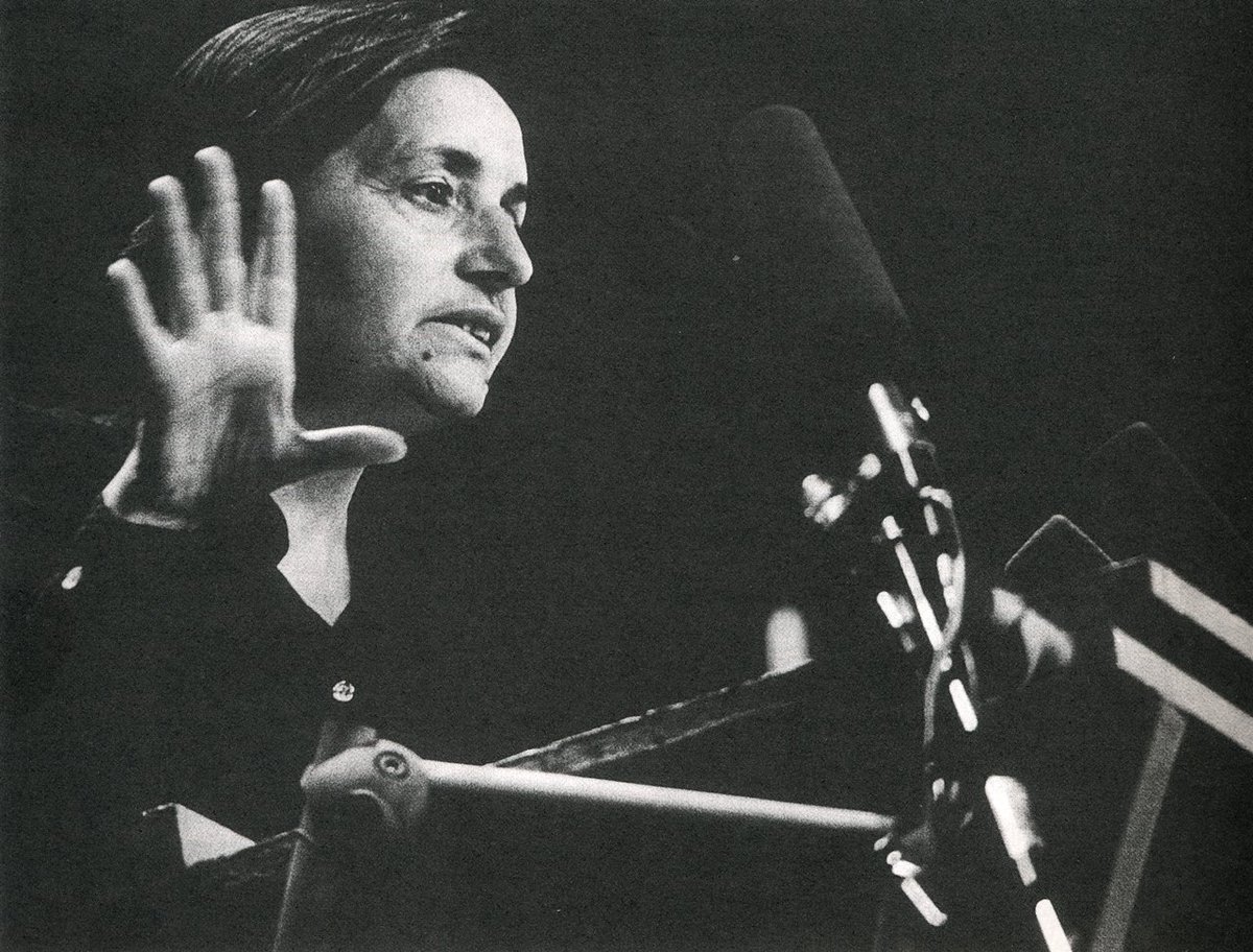 Karayı kaldırın mavi koyun umudumu yitirmedim
Beni çağırın gülümserken uykunun bir yerinde
Eliniz beyazken uzatın isterim
Karayı kaldırın sevgi koyun umudumu yitirmedim...

-Deli Kızın Türküsü / Gülten Akın