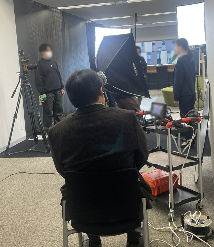 先日はSmartTalkAIのプロモーション動画撮影を行いました。
弊財団の副理事も真剣なまなざしで撮影をチェックしておりました。
皆様にSmartTalkAIの魅力をしっかりお伝えできるよう、現在鋭意制作中ですので、どうぞお楽しみに！
#AI #DX #SmartTalkAI #STAI