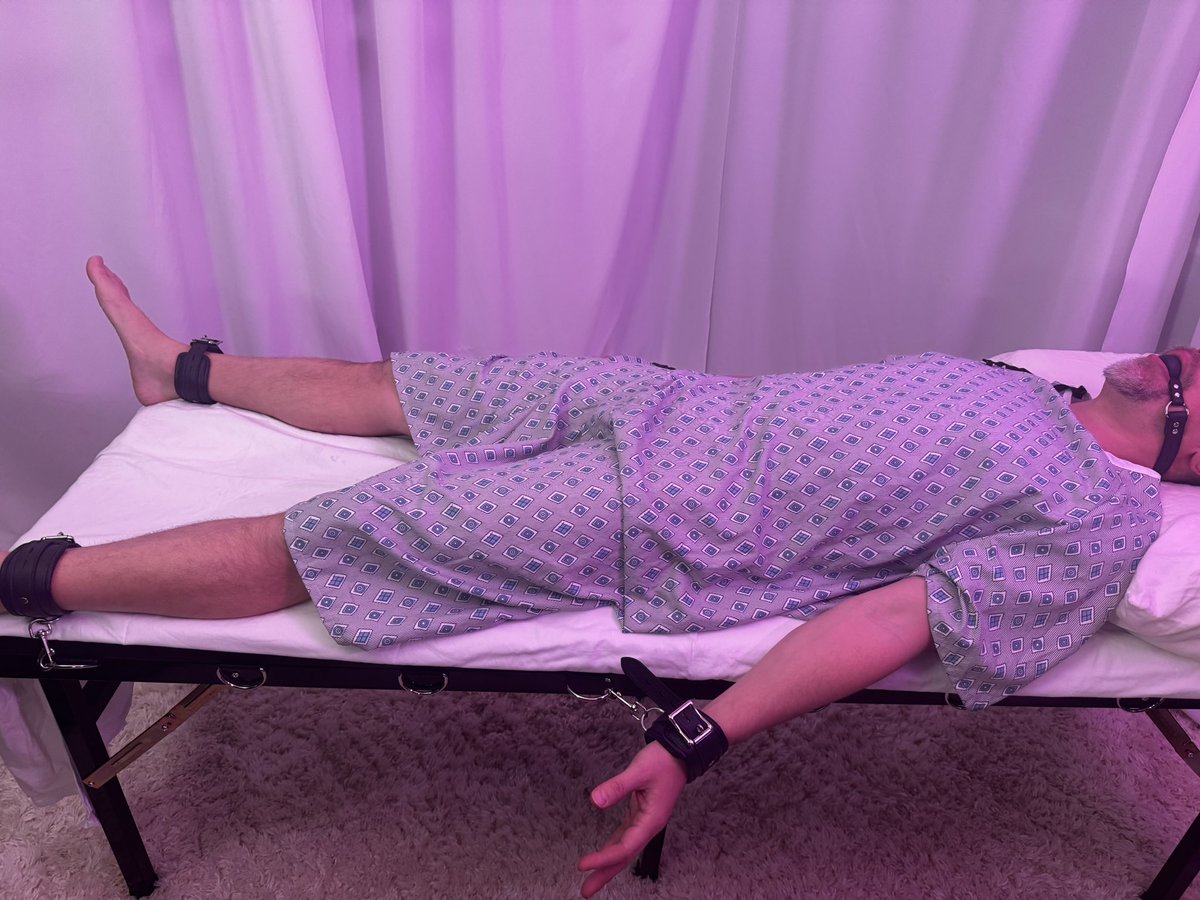 StellaLatexRN's tweet photo. I prefer my patients to be restrained. #medfet #nurseroleplay #imincontrol https://t.co/ThU4txwzGl