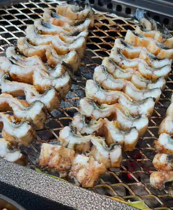 一口の鰻重は、まるで海に抱かれているようでした。みずみずしいうなぎと秘伝のタレのコクは、ひと口ごとに味蕾(みらい)を感動させてくれます。🥰