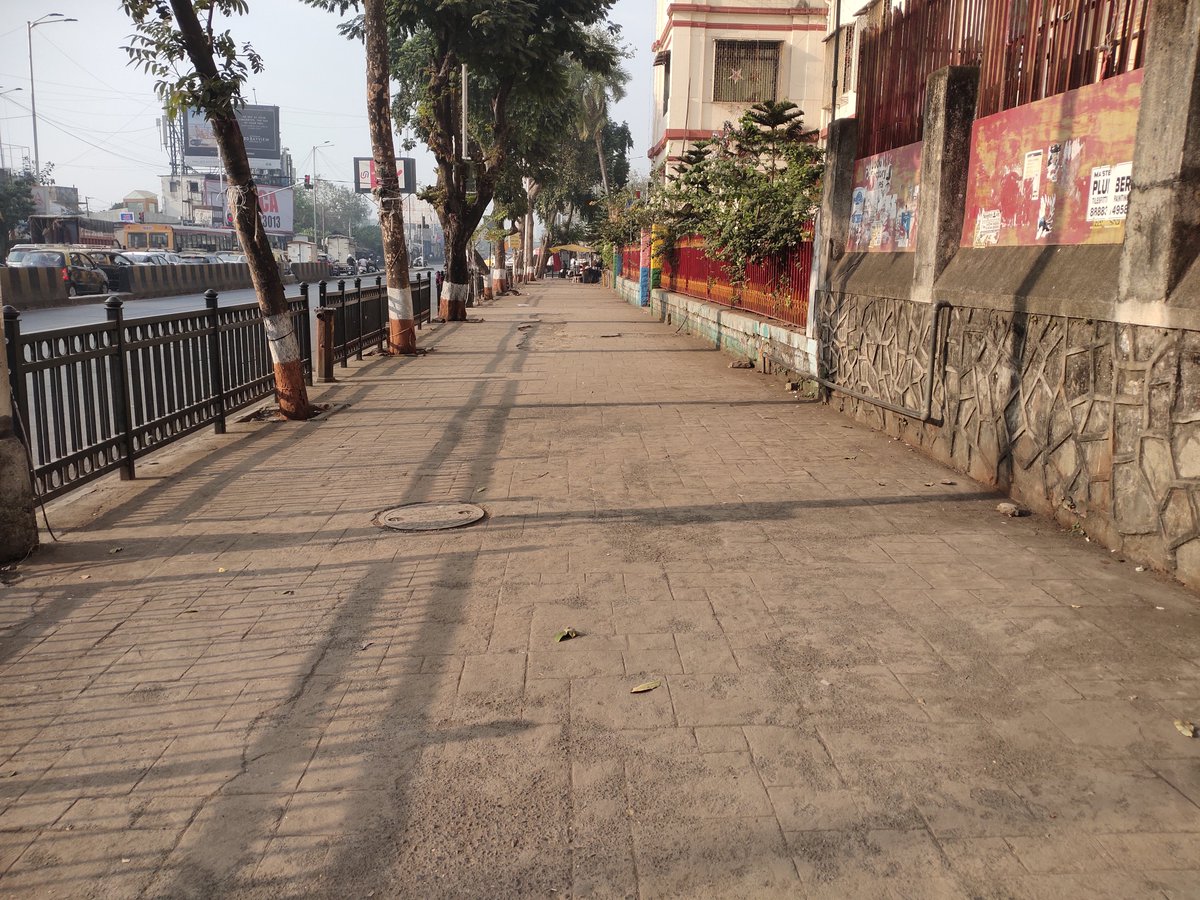 mumbaimatterz's tweet photo. #Mumbai

Those who know will Know.

These Clean Wide Footpaths will  remain out of bounds for Pedestrians on Wednesdays &amp; on Thursday morning it will be full of Trash and Garbage

incl @mybmc @mybmcwardGN https://t.co/wovuxD3a4l