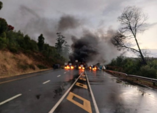 lnnocent191535's tweet photo. Western Cape - N2 Route: #Protesting between Botrivier and Grabouw - ROAD CLOSED
#TrafficSa
#SaNationalTrafficUpdates https://t.co/nDv0pFqMWK