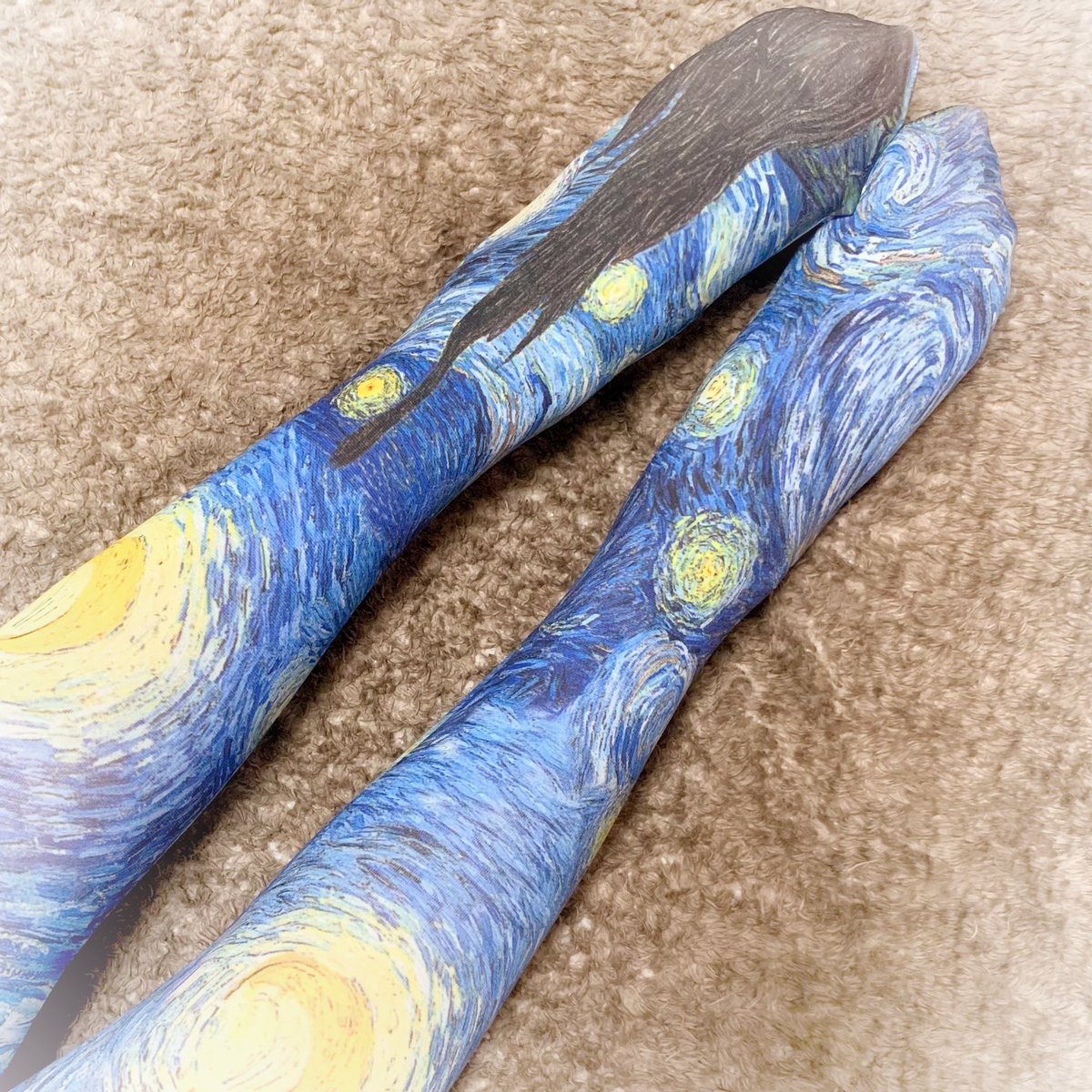 「星月夜のニーソ外で履くかわからんけどとりあえずかわいいからヨシただ脚めっちゃ太く」|🐝り子⚙のイラスト