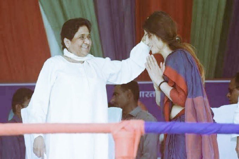 Harshitydvv's tweet image. उत्तर प्रदेश की पूर्व मुख्यमंत्री सुश्री बहन कु.मायावती जी और सपा सांसद श्रीमती डिंपल यादव जी को 
जन्मदिन की हार्दिक बधाई एवं शुभकामनाएं 🙏♥️