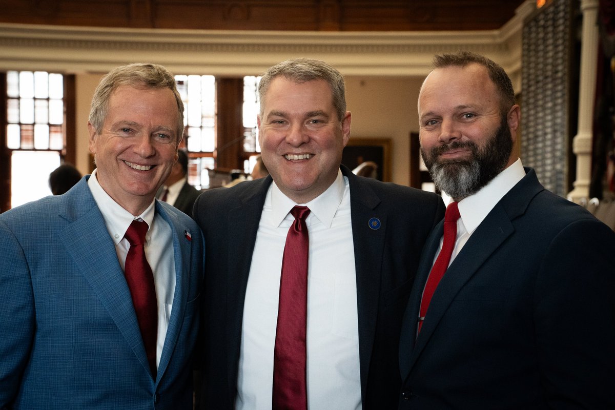 AndyHopperTX's tweet image. Today, alongside my family and so many from the district, I was sworn in as the Rep. for #HD64. The office in Austin and the soon-to-be office in district, are YOUR offices. It is my distinct honor to stand for the liberties of Wise and Denton Counties in the Texas Capitol.