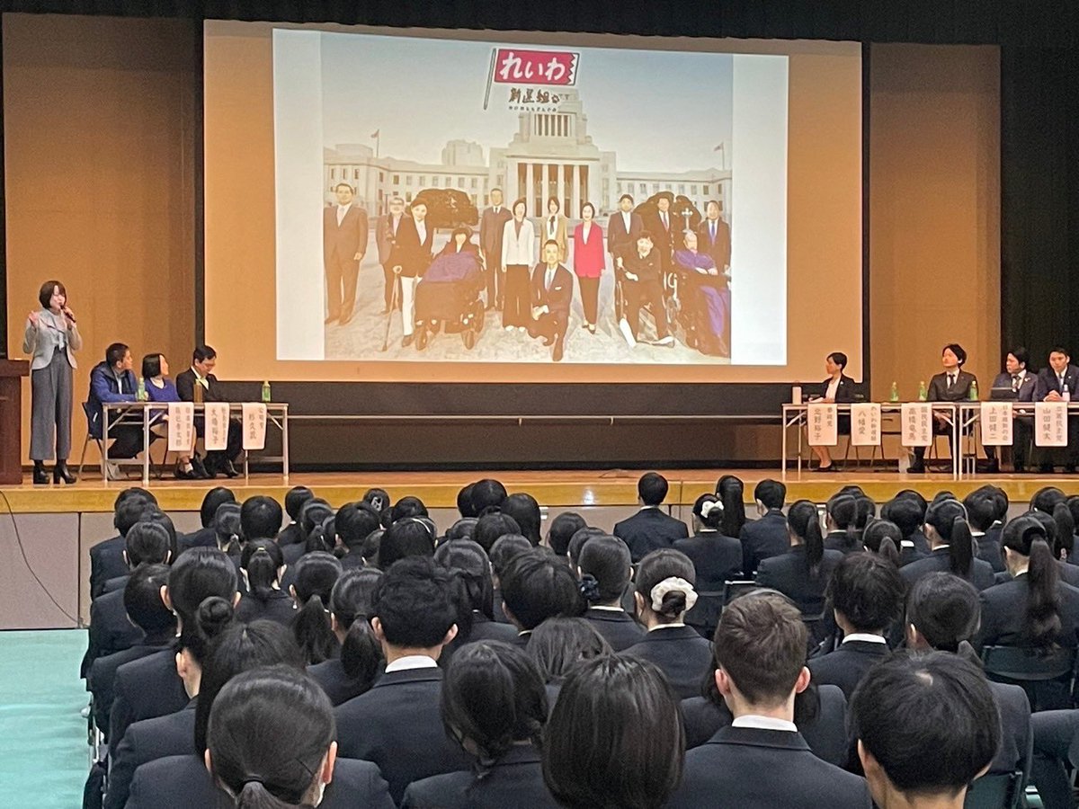 寝屋川市の香里ヌヴェール学院高等学校の２年生を対象とした模擬投票に参加してまいりました！

9政党の代表が集まり、それぞれの政策紹介の後、テーマごとに分かれてのディスカッションをさせていただき、最後に生徒さんたちが投票を行いました🗳️