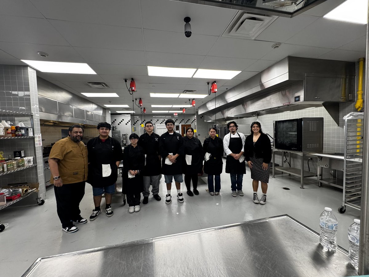 bobbojr2's tweet photo. Today my culinary students competed to go to Houston for a culinary contest. Top 4 go but the judges had another thing in mind. In a surprise move they decided to send them all! What made it more special was my @Amari_Jaden was a guest judge. Thank you baby! What a day! https://t.co/RnInmx9ySO