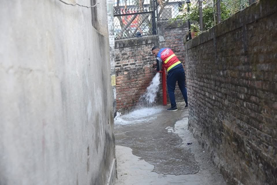दमकल जान नसक्ने गल्लीमा ड्राइराइजर (Fire Hydrant) राखेर आगलागीका समयमा पानी प्राप्त गर्ने प्रणाली स्थापना गर्दै काठमाडौँ महानगरपालिका  

दमकल जान नसक्ने साँघुरा सडक तथा गल्लीमा हुने आगलागीका समयमा आगो निभाउन प्रयोग गर्न सकिने गरी राखिएको सुख्खा पाइप लाइन ड्राइराइजर हो