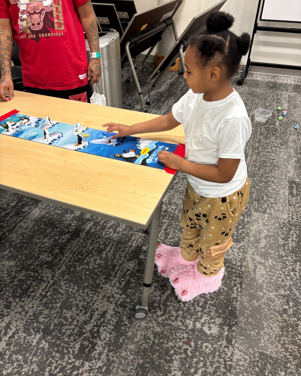 Penguin power! 🐧💥 Kemiyah, Owen and other patients had an awesome afternoon creating penguin crafts and playing penguin-themed games. We love when patients are able to leave their hospital room to have fun and interact with other kids!