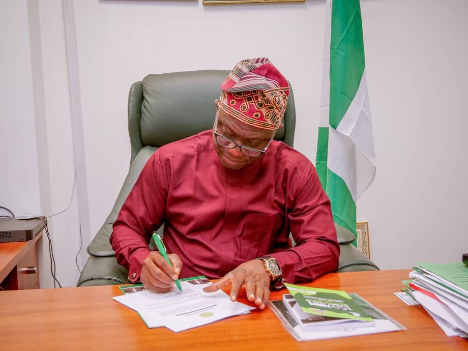 .<a href="/bamidelesalamBS/">Bamidele Salam</a> wants to #StopKillerRobots!🙌🇳🇬

Many thanks to Nigerian campaigners at <a href="/_CYMEF/">Cultural Youth Movement Education Foundation</a> for their work in adding another signatory to our #Parliamentary Pledge!

See the other politicians who have signed✍️: stopkillerrobots.org/list-of-parlia…